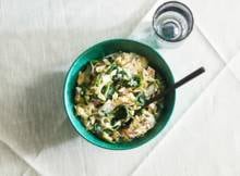 Met weinig tijd de keuken in hoeft helemaal niet stressvol te zijn, want deze orzo met kalkoen, spinazie en geitenkaas staat al in 15 min. op tafel!