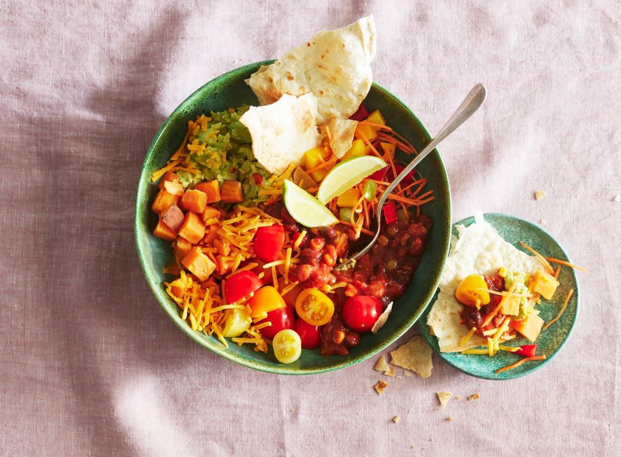 Tortillaschotel met zoete aardappel, tomaat en avocado