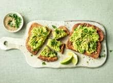 Gezonde avocadotoast op smaak gebracht met sesam, limoen en kruiden. Lusten wij wel elke dag.