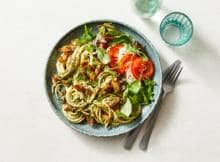 Vanavond vega? Dit bordje pasta pesto 'kip' zet je al in 20 minuten op tafel.