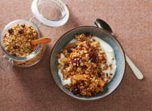 Het is tijd voor crumble als ontbijt! Goedgevuld met granola, bramen, dadels en peren.