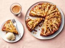 De koek- en speculaaskruiden maken deze appel-perencake tot écht herfstgebak.