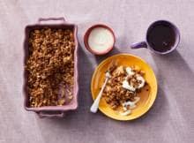 Crumble maken? Maak (met je kids) deze appel-perencrumble met kruidnoten. 