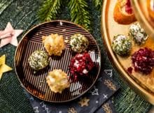 Het kerstdiner inluiden doe je met deze zelfgemaakte geitenkaastruffels in drie smaken: rozemarijn, hazelnoot en gedroogde cranberry's.