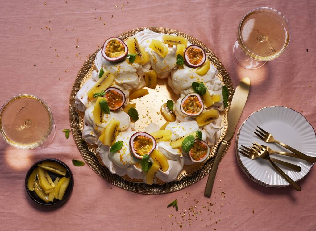 Kerstkrans van meringue en fruit