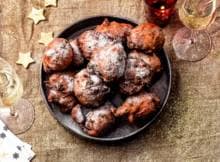 Geef je krentenbollen iets extra's met stukjes gedroogde abrikozen. Gelukkig nieuwjaar!