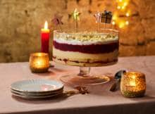 Trifle is een klassiek Brits dessert dat bestaat uit verschillende lagen. In deze variant gebruiken we cake, room, kersen, cranberry’s en amandelkoekjes. Een gegarandeerde hit tijdens het kerstdiner.