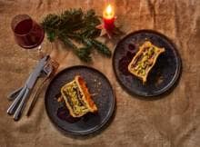 Het krakende deeg van deze portobello-pie omhult een rijke vulling van portobello’s, prei en tijm. Met deze vegan topper steel je gegarandeerd de show.