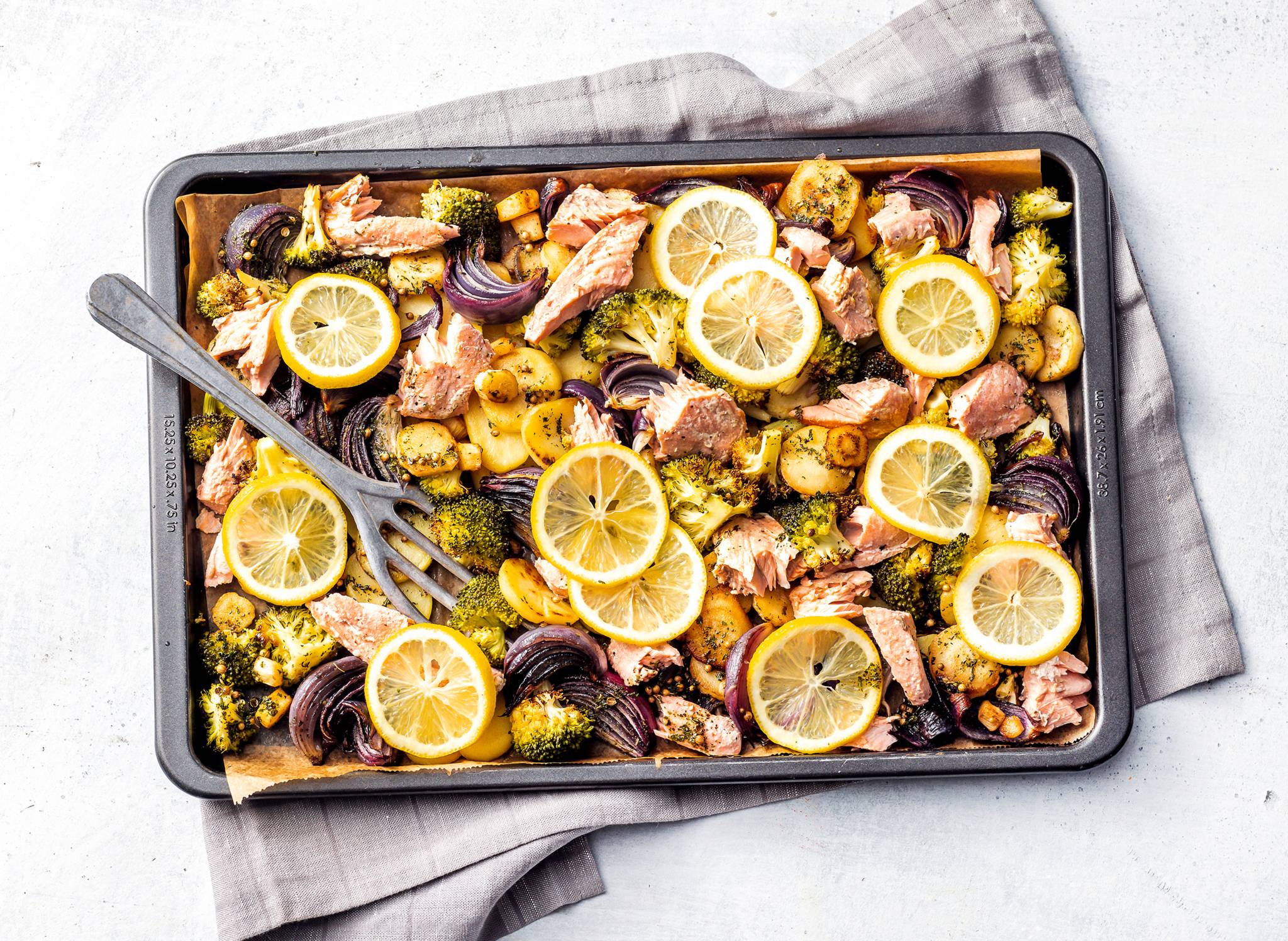Traybake van zalm, broccoli en pastinaak recept Allerhande Albert Heijn