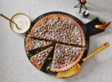 Taart lovers opgelet: gebruik vanille en pistache in je beslag en als topping en je taart kan niet meer stuk.
