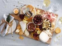 Tussen de kerstbrunch en het kerstdiner is er altijd nog ruimte voor deze heerlijke kerst-borrelplank.
