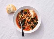 Moet je eens proberen: deze zelfgemaakte ribollita, ofwel Toscaanse wintersoep met bonen, cavelo nero en brood.