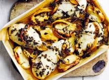 Uit het kookboek One Pan Perfect van Donna Hay: deze heerlijke kiptraybake met halloumi.