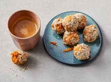 Fan van carrot cake? Snoep 'm als tussendoortje met deze gezonde zelfgemaakte carrotballs.