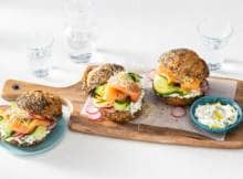 Na dit broodje zalm voel jij je weer als een vis in ’t water! Dit feestje van een lunch is met 10 min. ook nog eens supersnel klaar. 