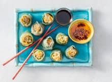 Maak dumplings van rijstvellen en vul ze met Chinese kool en kip. Extra lekker: serveer ze met maar liefst twee dips!  