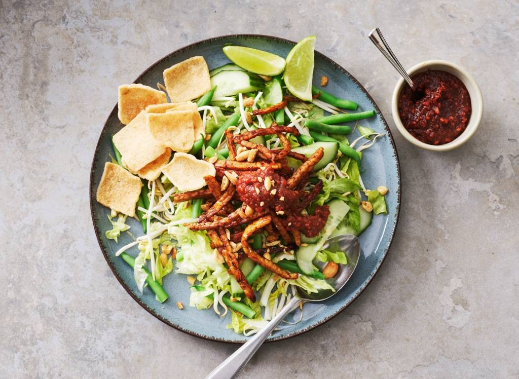 Nasi goreng met tempeh goreng in een slabakje. recept Allerhande