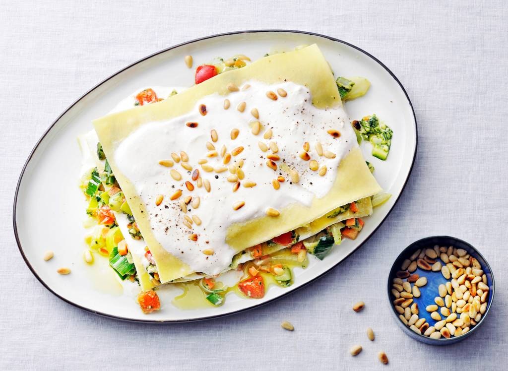 Open lasagne met pesto, ricotta, Italiaanse roerbakgroente en  pijnboompitten recept - Allerhande | Albert Heijn