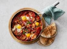 Extra groente in shakshuka? Wij stellen voor: gegrilde aubergine, zoete aardappel en bosui. Eitje!