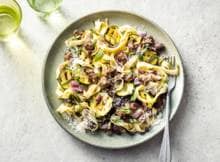 Deze tagliatelle met gegrilde courgette, worst en parmezaan is een mooie combinatie van het lekkers dat Italië te bieden heeft.