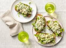 Jaaa, het bestaat: vegan tonijn. Doe 'm op toast met avocado en dille en je vegan lunch staat al in 15 min. op tafel.