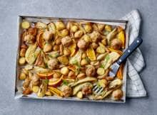 Venkel + sinaasappel = een top-combi. Helemaal als je die combineert met worst en aardappel op een traybake.