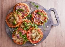 Bij de borrel, bij een feestje of als snack op de bank: vegan mini pizza's kunnen altijd!