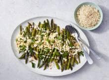 Een bord vol groenten eten was nog nooit zo makkelijk! Deze groene asperges en sperziebonen uit de oven zijn onweerstaanbaar door de heerlijke tahin-citroensaus.