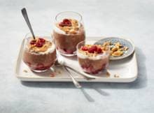 Terwijl jij lekker ligt te dromen worden deze overnight oats met chocolademelk en pindakaas met de minuut lekkerder. 