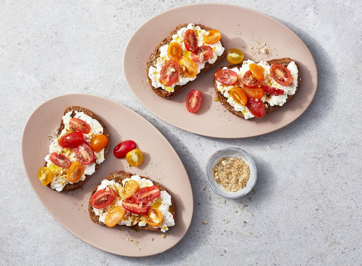 Toast met cottage cheese, tomaatjes en dukkah recept Allerhande