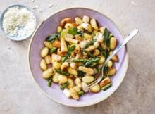 Met deze vegan gnocchi met groene asperges zet jij een mooi vol bord op tafel, en dat met maar 5 ingredienten! 