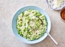 Een veganistisch, budgetproof recept dat ook nog eens binnen een handomdraai op tafel staat? Het kan, met deze romige orzo met tuinerwten en muntpesto. 