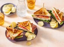 Uitgebreide lunch? Dan zeggen wij: club sandwich! Na deze driedubbele sandwich kun je er weer tegenaan.