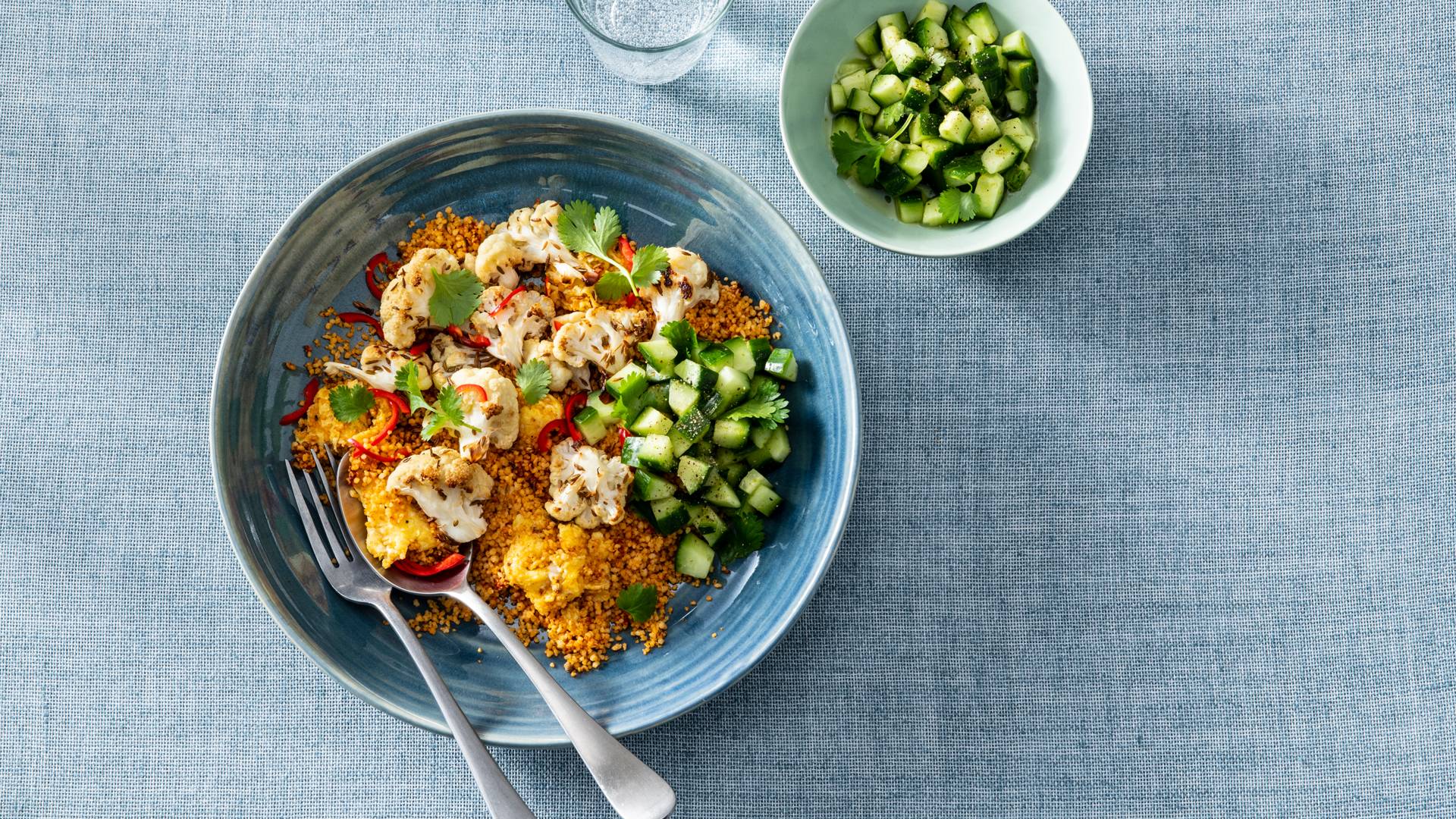 Gebakken couscous met scrambled egg, bloemkool en komkommersalsa recept