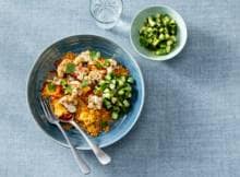 Door de couscous even te bakken in tomatenpuree, ras-el-hanout en knoflook geef je 'm ongelofelijk veel smaak. Lekker met geroosterde bloemkool en frisse komkommersalsa!