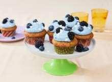 Vrolijke vegan cupcakes maak je zonder ei of boter en mét een vegan meringue van blauwe bessen!