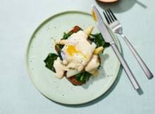 Hoe je eggs Florentine nog meer laat floreren? In combinatie met witte asperges en brioche, natuurlijk!