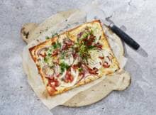 Dubbel vlammen! Steek je barbecue maar aan voor deze bbq-flammkuchen met spekjes en venkel.