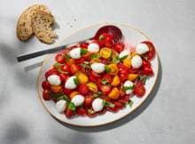 Ook tomaten houden ervan gemarineerd te worden! Lekker in een salade met mini-buffelmozzarella.