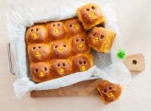 Kijk ze shinen, die gekleurde melkbroodjes. Perfect voor Pasen!
