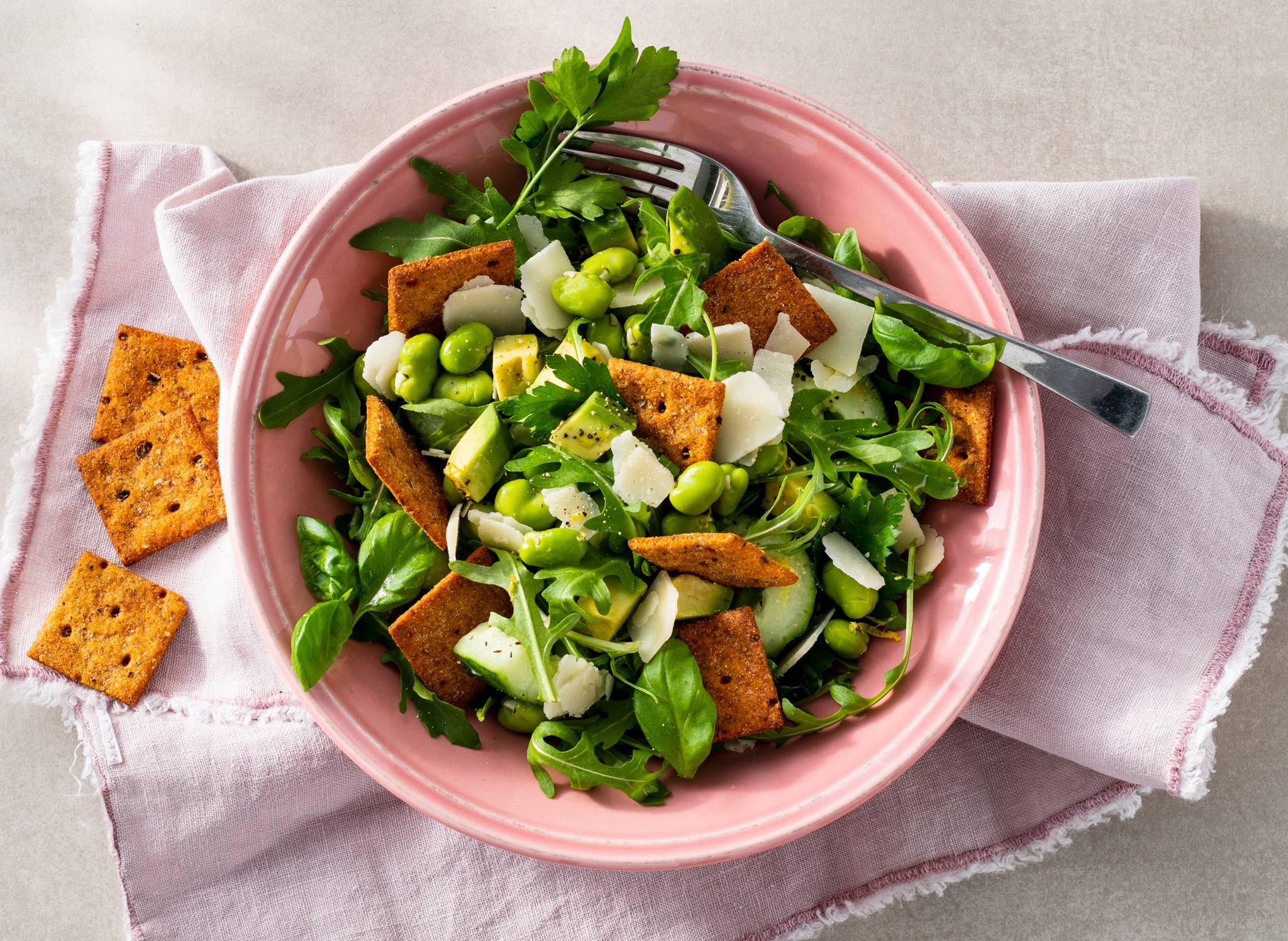 lentesalade-met-groenten-en-krokante-bites-advertorial-recept