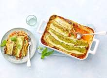 Door lekker veel groenten in de tomatensaus en laagjes van courgette is deze lasagne gezond en koolhydraatarm!