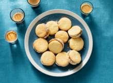 Alfajores zijn Argentijnse koekjes, vaak op smaak gebracht met citroen en vanille, met daartussen een laagje dulce de leche; karamel van (meestal) gecondenseerde melk en soms met  laagje chocola. Het schijnen de favoriete koekjes van Máxima te zijn!