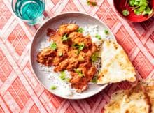 Butter chicken is een populair recept uit Noord-India met als basis kip tandoori (kip gemarineerd in yoghurt en kruiden, gebakken in een tandoor, een kleioven) met boter, tomaat, room en kruiden. 