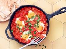 Shakshuka wordt in heel Noord-Afrika en het Midden-Oosten gegeten, met elke streek een eigen variatie. De basis is tomaat -vers in het seizoen of anders uit blik- en ei. Shakshuka kan mild zijn, of pittig. Het wordt traditioneel gegeten als ontbijt. 