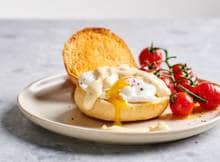 Een klassieker! Eggs benedict op toast is moeilijk af te slaan.