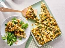 Feest met deze frittata met groene groenten als veldsla en prei. Ook perfect om restjes mee op te maken!