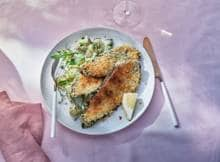 Deze knapperige aubergineschnitzels met frisse aardappelsalade zijn bij ons favoriet!