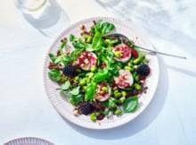 Het perfecte plaatje: deze salade met gegratineerde geitenkaas, bramen en tuinbonen knalt van je bord af!