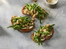 Dilly beans' zijn oorspronkelijk ingemaakte sperziebonen met dille uit Amerika. In deze versie maak je de bonen niet in, maar kook je ze beetgaar en eet je ze op toast met ricotta en citroen. Dillycious!